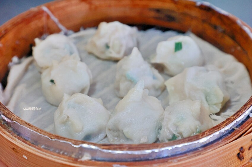 嘉義縣新港鄉嘉義新港陳氏蒸餃｜來新港必吃排隊美食現做現桿手工蒸餃皮薄餡料多～酸辣湯料多、豬皮都好吃！