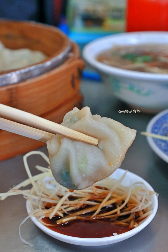 嘉義縣新港鄉嘉義新港陳氏蒸餃｜來新港必吃排隊美食現做現桿手工蒸餃皮薄餡料多～酸辣湯料多、豬皮都好吃！