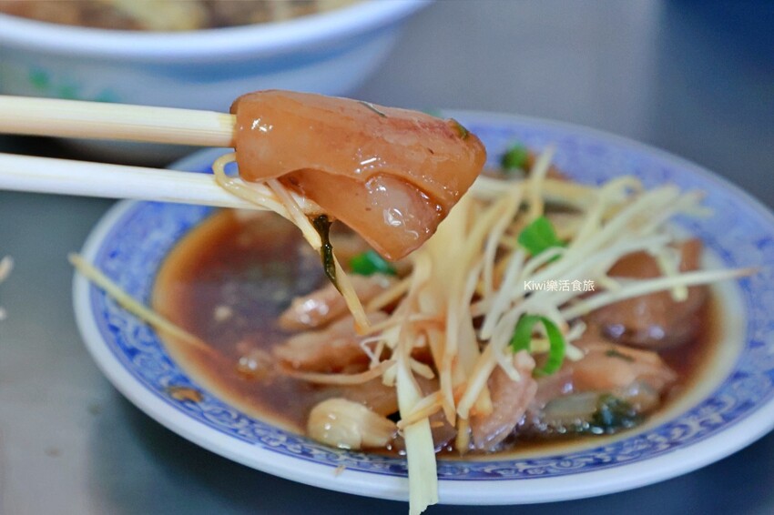 嘉義縣新港鄉嘉義新港陳氏蒸餃｜來新港必吃排隊美食現做現桿手工蒸餃皮薄餡料多～酸辣湯料多、豬皮都好吃！