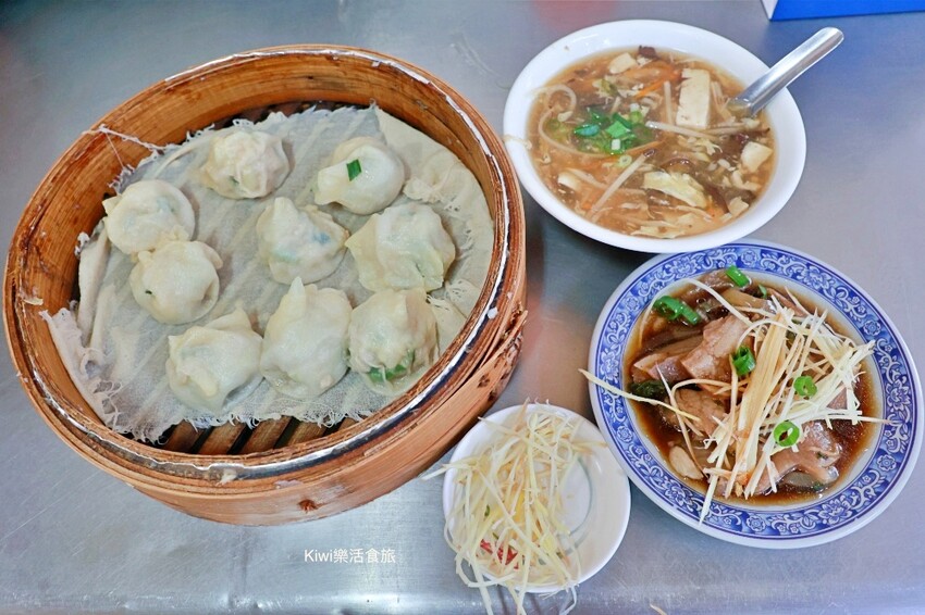 嘉義縣新港鄉嘉義新港陳氏蒸餃｜來新港必吃排隊美食現做現桿手工蒸餃皮薄餡料多～酸辣湯料多、豬皮都好吃！