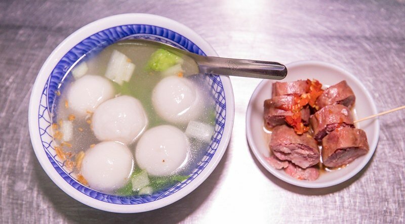 【基隆老味道之十-豬肝腸】基隆鹹湯圓豬肝腸(大觀圓).仁愛市場一甲子老攤標配