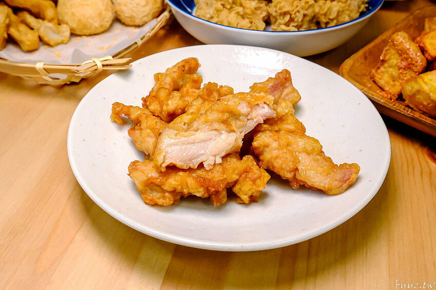 啾ㄠˊ炸雞放大版雞米花香酥又軟嫩，脆皮雞排加台南肉粽、薯條、古早味紅茶只要百元！