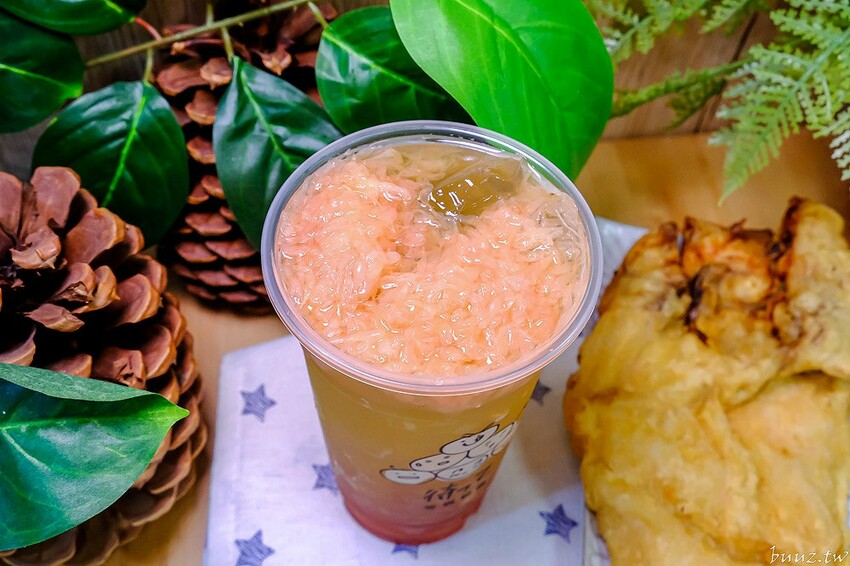 啾ㄠˊ炸雞放大版雞米花香酥又軟嫩，脆皮雞排加台南肉粽、薯條、古早味紅茶只要百元！