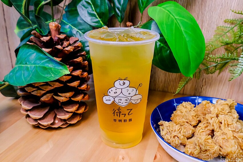 啾ㄠˊ炸雞放大版雞米花香酥又軟嫩，脆皮雞排加台南肉粽、薯條、古早味紅茶只要百元！