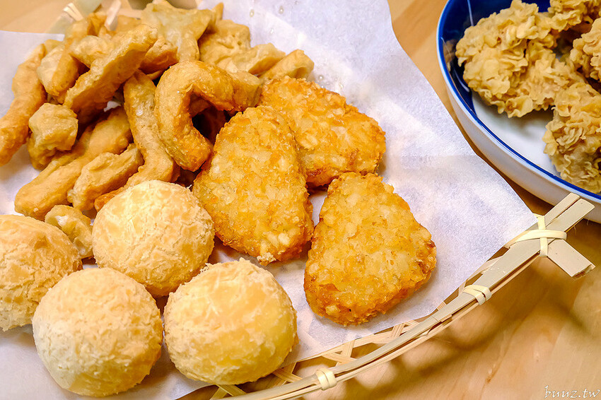 啾ㄠˊ炸雞放大版雞米花香酥又軟嫩，脆皮雞排加台南肉粽、薯條、古早味紅茶只要百元！