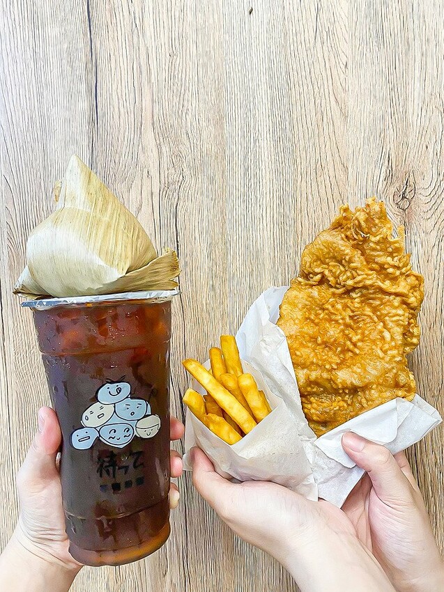 啾ㄠˊ炸雞放大版雞米花香酥又軟嫩，脆皮雞排加台南肉粽、薯條、古早味紅茶只要百元！