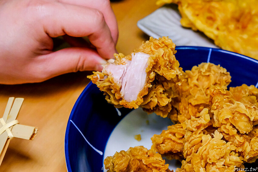 啾ㄠˊ炸雞放大版雞米花香酥又軟嫩，脆皮雞排加台南肉粽、薯條、古早味紅茶只要百元！