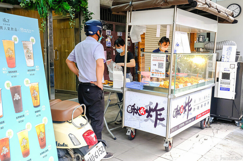 啾ㄠˊ炸雞放大版雞米花香酥又軟嫩，脆皮雞排加台南肉粽、薯條、古早味紅茶只要百元！