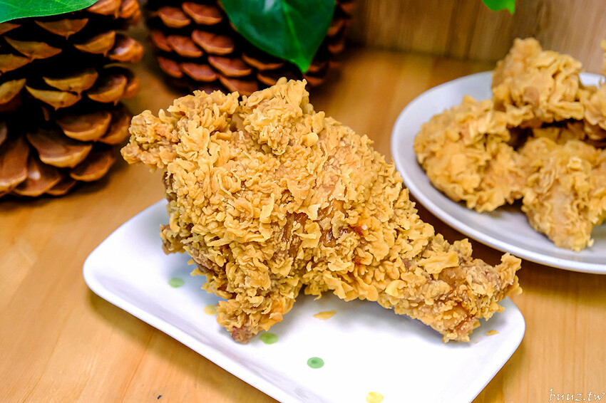 啾ㄠˊ炸雞放大版雞米花香酥又軟嫩，脆皮雞排加台南肉粽、薯條、古早味紅茶只要百元！