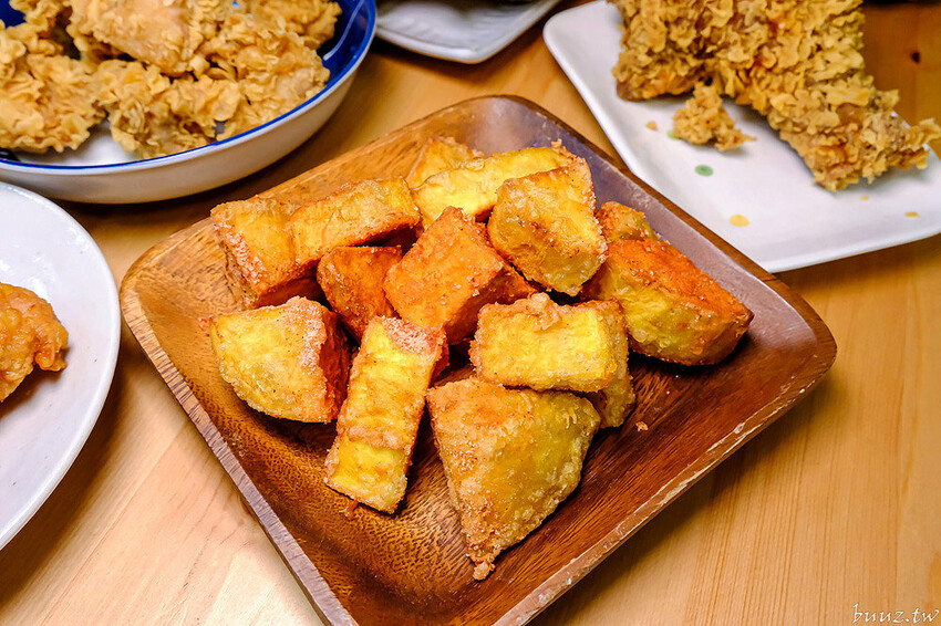 啾ㄠˊ炸雞放大版雞米花香酥又軟嫩，脆皮雞排加台南肉粽、薯條、古早味紅茶只要百元！