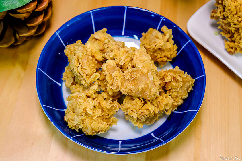 啾ㄠˊ炸雞放大版雞米花香酥又軟嫩，脆皮雞排加台南肉粽、薯條、古早味紅茶只要百元！