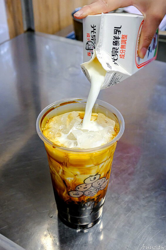 啾ㄠˊ炸雞放大版雞米花香酥又軟嫩，脆皮雞排加台南肉粽、薯條、古早味紅茶只要百元！