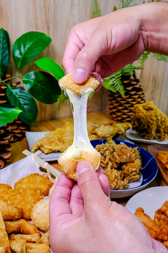 啾ㄠˊ炸雞放大版雞米花香酥又軟嫩，脆皮雞排加台南肉粽、薯條、古早味紅茶只要百元！