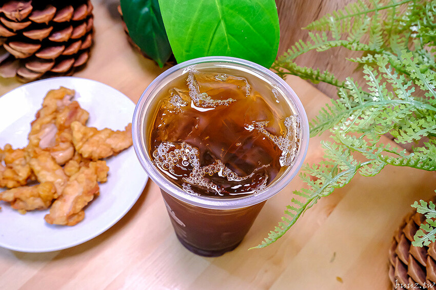 啾ㄠˊ炸雞放大版雞米花香酥又軟嫩，脆皮雞排加台南肉粽、薯條、古早味紅茶只要百元！