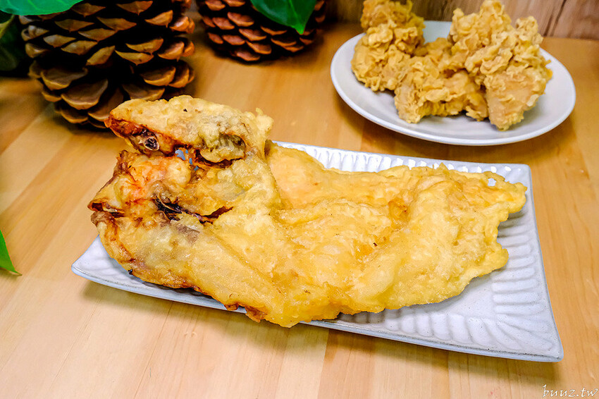 啾ㄠˊ炸雞放大版雞米花香酥又軟嫩，脆皮雞排加台南肉粽、薯條、古早味紅茶只要百元！