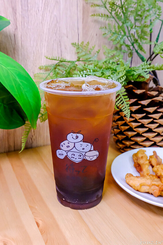 啾ㄠˊ炸雞放大版雞米花香酥又軟嫩，脆皮雞排加台南肉粽、薯條、古早味紅茶只要百元！