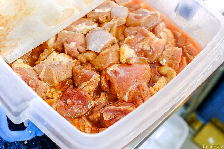 啾ㄠˊ炸雞放大版雞米花香酥又軟嫩，脆皮雞排加台南肉粽、薯條、古早味紅茶只要百元！