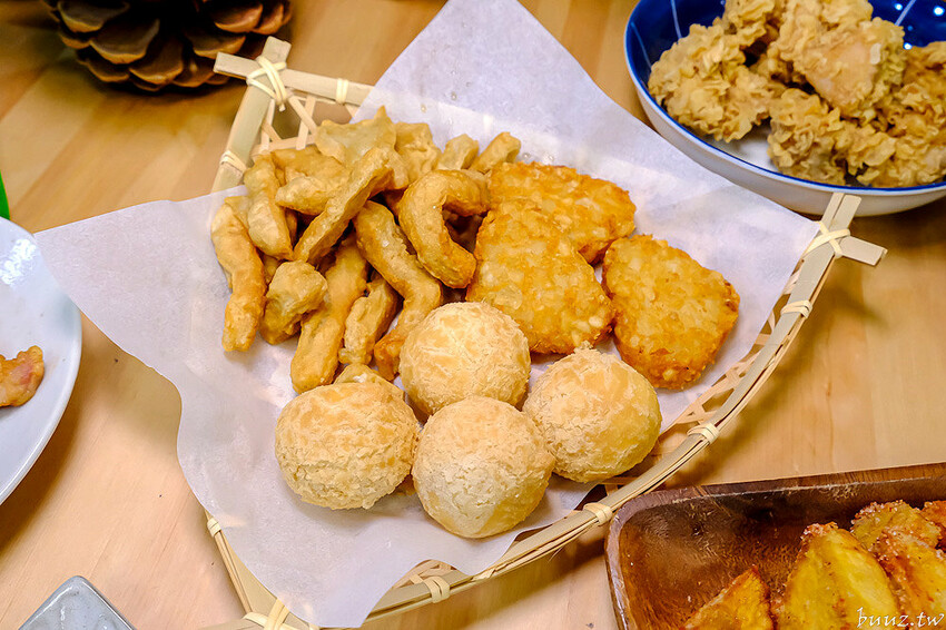 啾ㄠˊ炸雞放大版雞米花香酥又軟嫩，脆皮雞排加台南肉粽、薯條、古早味紅茶只要百元！