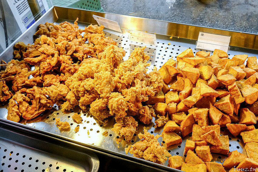 啾ㄠˊ炸雞放大版雞米花香酥又軟嫩，脆皮雞排加台南肉粽、薯條、古早味紅茶只要百元！