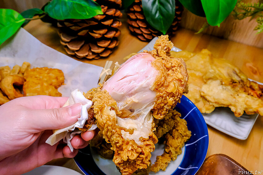 啾ㄠˊ炸雞放大版雞米花香酥又軟嫩，脆皮雞排加台南肉粽、薯條、古早味紅茶只要百元！