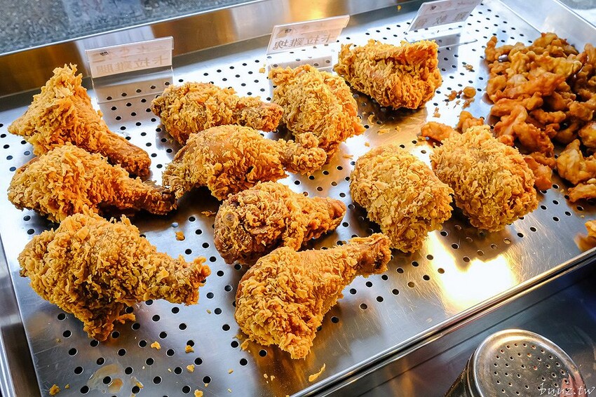 啾ㄠˊ炸雞放大版雞米花香酥又軟嫩，脆皮雞排加台南肉粽、薯條、古早味紅茶只要百元！