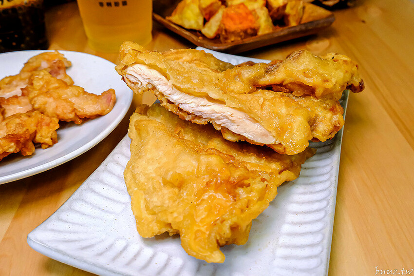 啾ㄠˊ炸雞放大版雞米花香酥又軟嫩，脆皮雞排加台南肉粽、薯條、古早味紅茶只要百元！