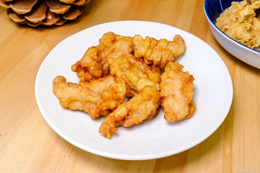 啾ㄠˊ炸雞放大版雞米花香酥又軟嫩，脆皮雞排加台南肉粽、薯條、古早味紅茶只要百元！