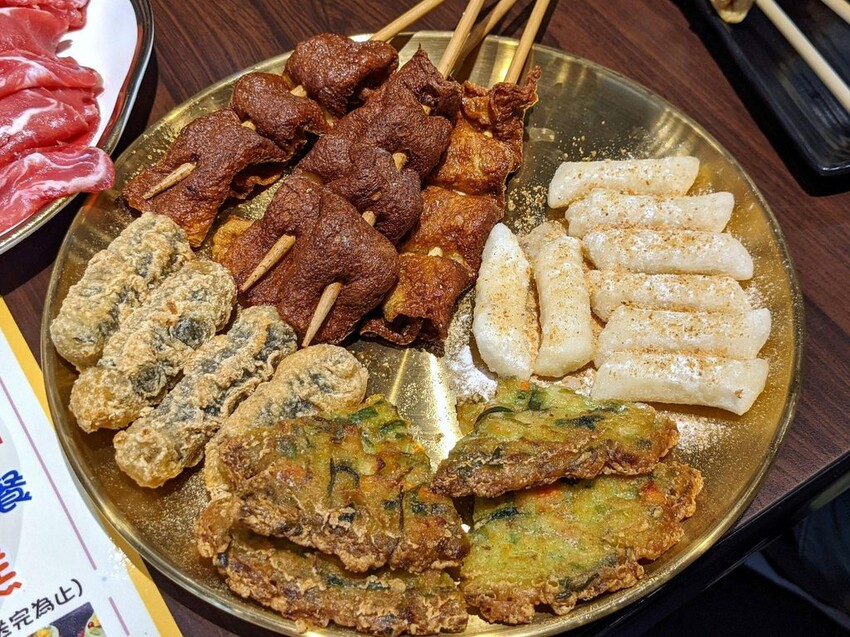 江原道 宗음식 韓吃一隻雞｜超巨大海鮮木桶讓你吃的超級滿足！超鮮甜雞湯煮海鮮！新莊韓式推薦、新莊火鍋推薦、新莊鍋物推薦、新北韓式推薦、新莊餐廳推薦、新莊美食推薦 - 佛系旅遊筆記