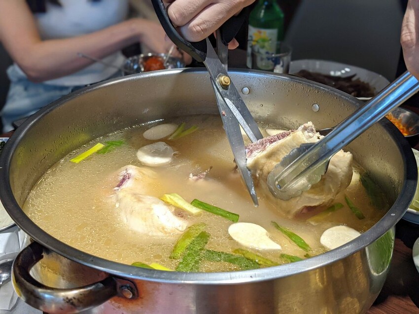 江原道 宗음식 韓吃一隻雞｜超巨大海鮮木桶讓你吃的超級滿足！超鮮甜雞湯煮海鮮！新莊韓式推薦、新莊火鍋推薦、新莊鍋物推薦、新北韓式推薦、新莊餐廳推薦、新莊美食推薦 - 佛系旅遊筆記