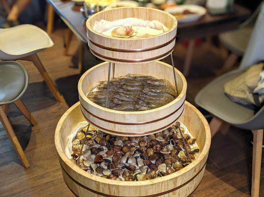 江原道 宗음식 韓吃一隻雞｜超巨大海鮮木桶讓你吃的超級滿足！超鮮甜雞湯煮海鮮！新莊韓式推薦、新莊火鍋推薦、新莊鍋物推薦、新北韓式推薦、新莊餐廳推薦、新莊美食推薦 - 佛系旅遊筆記