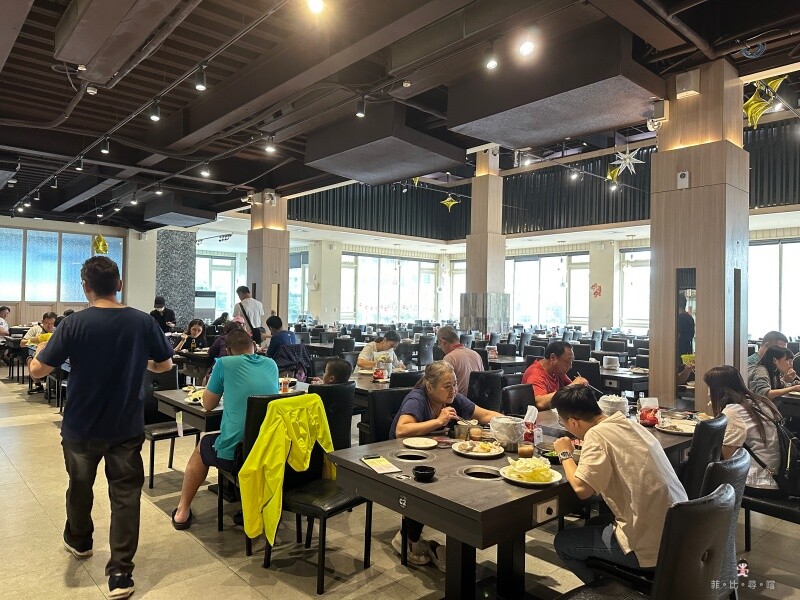 469起平價火鍋吃到飽 上百坪寬敞空間 豬牛羊現切肉片 竟然還有鮭魚頭!