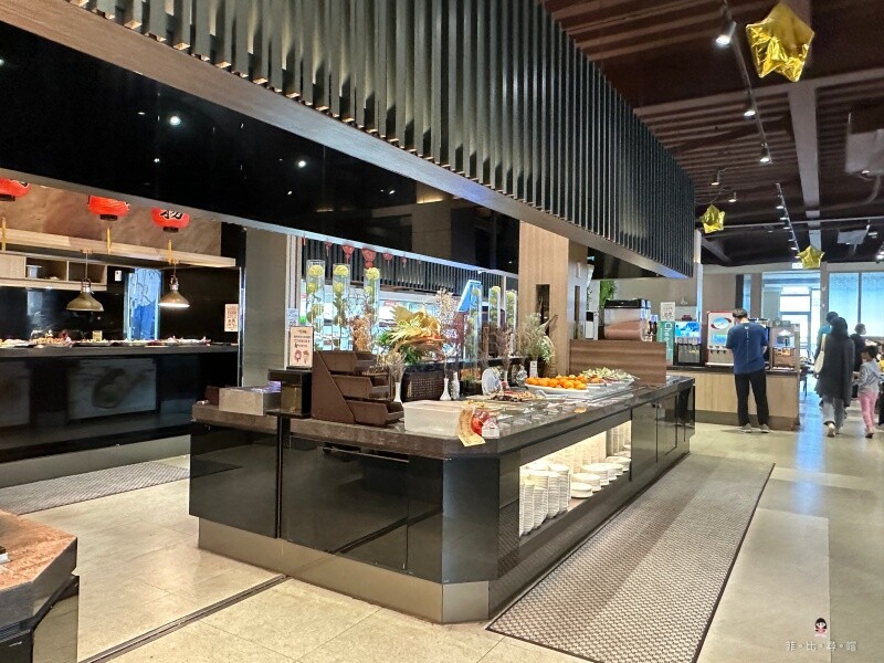 469起平價火鍋吃到飽 上百坪寬敞空間 豬牛羊現切肉片 竟然還有鮭魚頭!