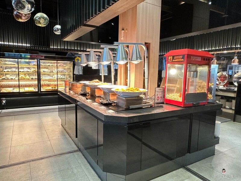 469起平價火鍋吃到飽 上百坪寬敞空間 豬牛羊現切肉片 竟然還有鮭魚頭!