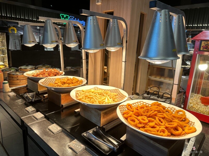 469起平價火鍋吃到飽 上百坪寬敞空間 豬牛羊現切肉片 竟然還有鮭魚頭!