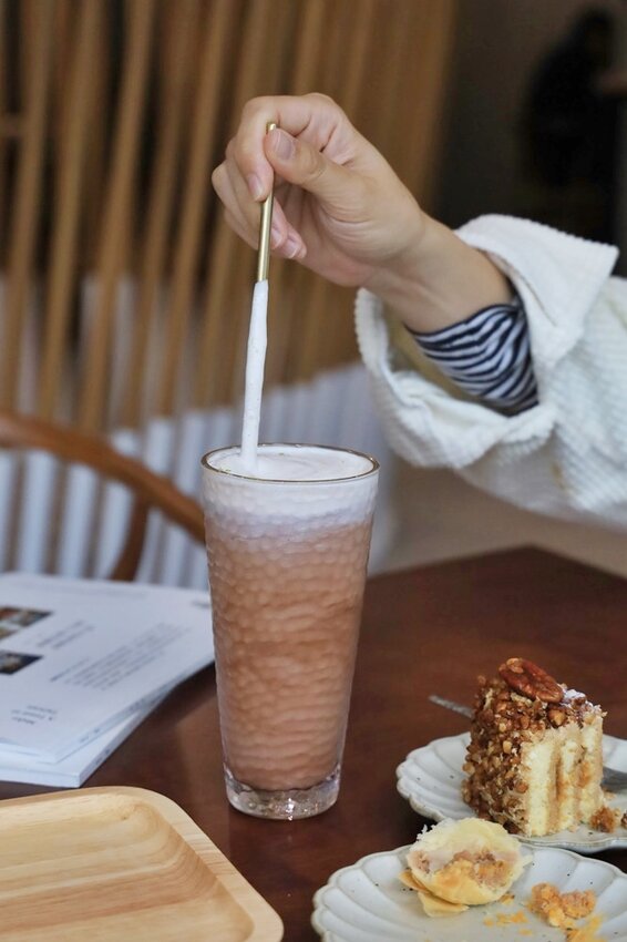 【台南飲料】台南首間「先自然喫茶館」茶飲界的星巴克！極簡風內用空間，佐以一杯好茶：先自然-琥尾寮旗艦門市 - 熱血玩台南。跳躍新世界