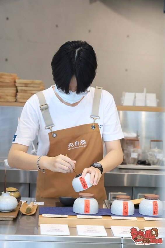 【台南飲料】台南首間「先自然喫茶館」茶飲界的星巴克！極簡風內用空間，佐以一杯好茶：先自然-琥尾寮旗艦門市 - 熱血玩台南。跳躍新世界