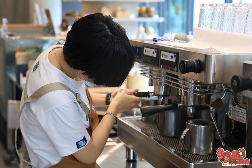 【台南飲料】台南首間「先自然喫茶館」茶飲界的星巴克！極簡風內用空間，佐以一杯好茶：先自然-琥尾寮旗艦門市 - 熱血玩台南。跳躍新世界