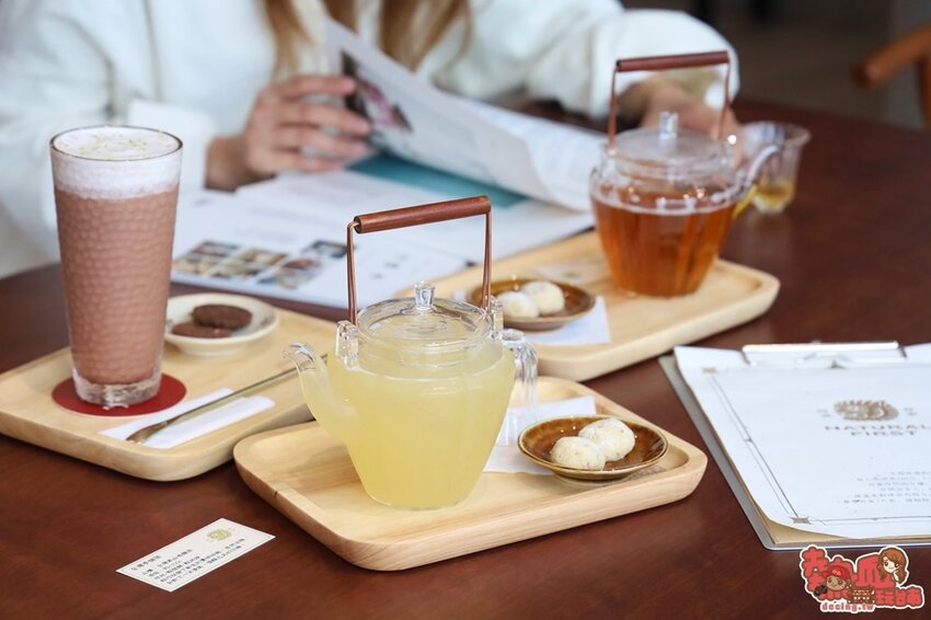 【台南飲料】台南首間「先自然喫茶館」茶飲界的星巴克！極簡風內用空間，佐以一杯好茶：先自然-琥尾寮旗艦門市 - 熱血玩台南。跳躍新世界