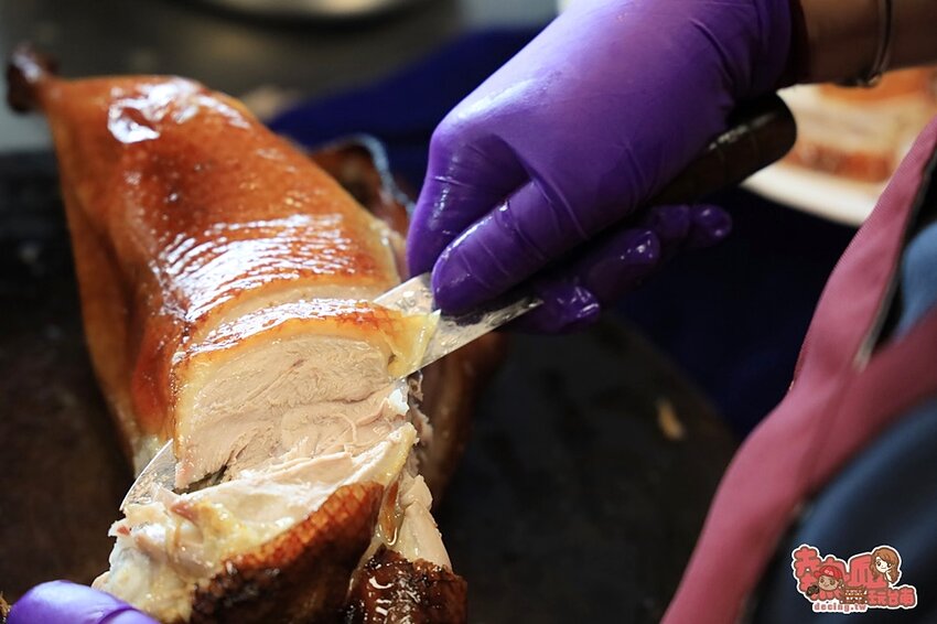 【台南美食】台南少見「火龍果皮烤鴨」天天限量販售，營業時間還沒到就完售啦：吉炭吉烤鴨 - 熱血玩台南。跳躍新世界