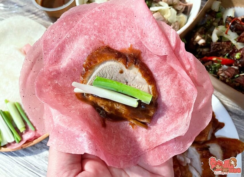 【台南美食】台南少見「火龍果皮烤鴨」天天限量販售，營業時間還沒到就完售啦：吉炭吉烤鴨 - 熱血玩台南。跳躍新世界