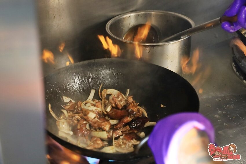 【台南美食】台南少見「火龍果皮烤鴨」天天限量販售，營業時間還沒到就完售啦：吉炭吉烤鴨 - 熱血玩台南。跳躍新世界