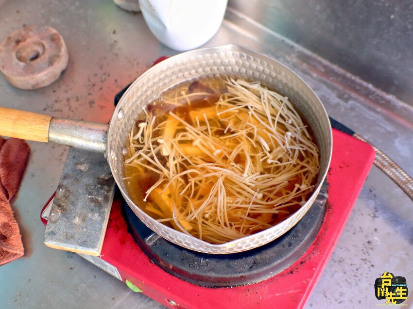 台南手工水餃麵店／1人小店趕時間不要來／藏身社區巷弄中飄香40年／沒有在地人帶路保證找不到／料多實在價格超佛心／內用可享小菜免費供應吃到飽／有一種餓叫阿嬤覺得你餓