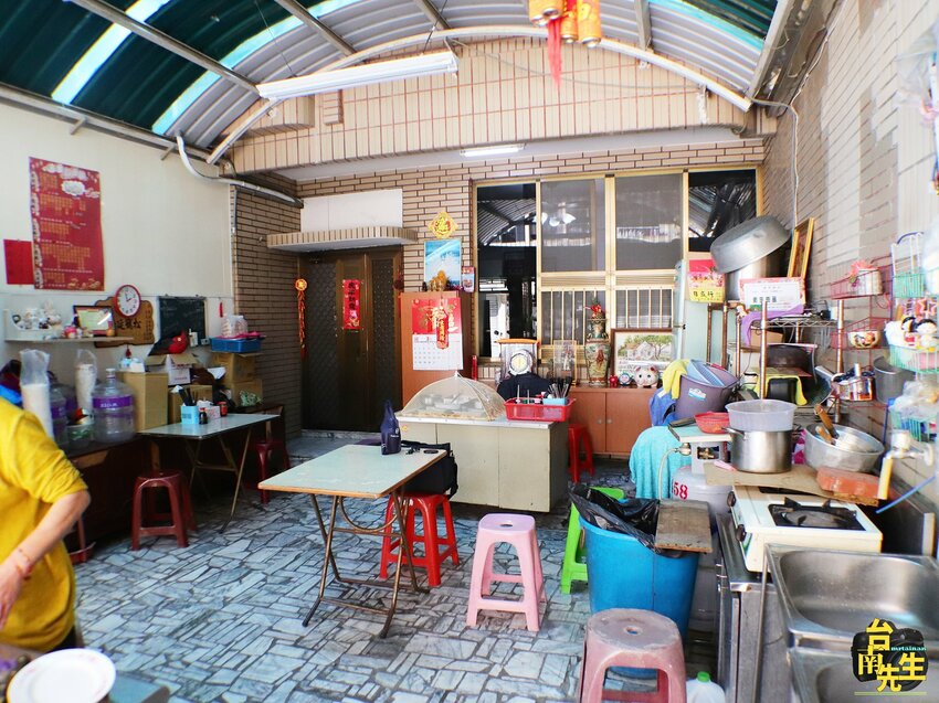 台南手工水餃麵店／1人小店趕時間不要來／藏身社區巷弄中飄香40年／沒有在地人帶路保證找不到／料多實在價格超佛心／內用可享小菜免費供應吃到飽／有一種餓叫阿嬤覺得你餓