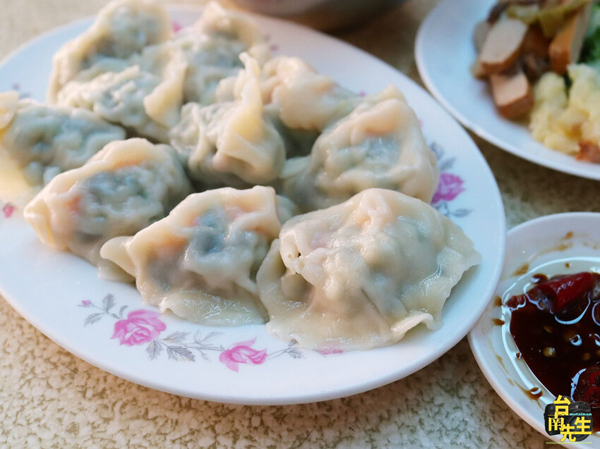 台南手工水餃麵店／1人小店趕時間不要來／藏身社區巷弄中飄香40年／沒有在地人帶路保證找不到／料多實在價格超佛心／內用可享小菜免費供應吃到飽／有一種餓叫阿嬤覺得你餓