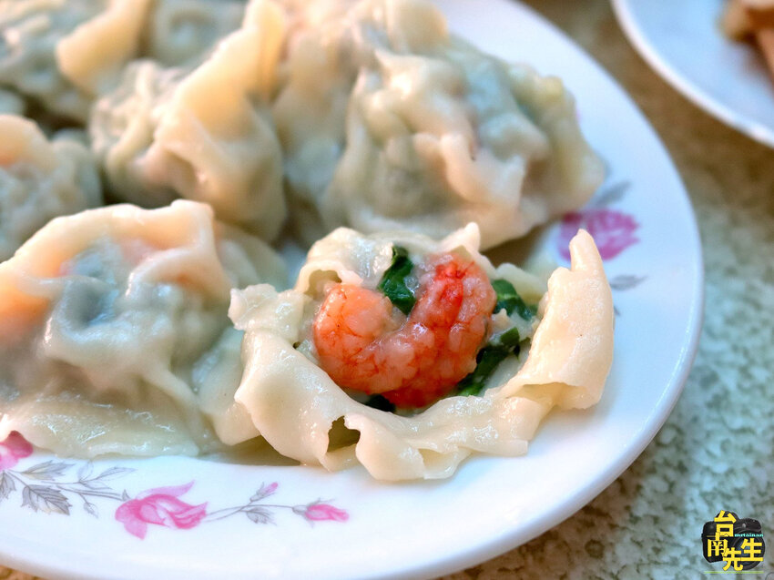 台南手工水餃麵店／1人小店趕時間不要來／藏身社區巷弄中飄香40年／沒有在地人帶路保證找不到／料多實在價格超佛心／內用可享小菜免費供應吃到飽／有一種餓叫阿嬤覺得你餓