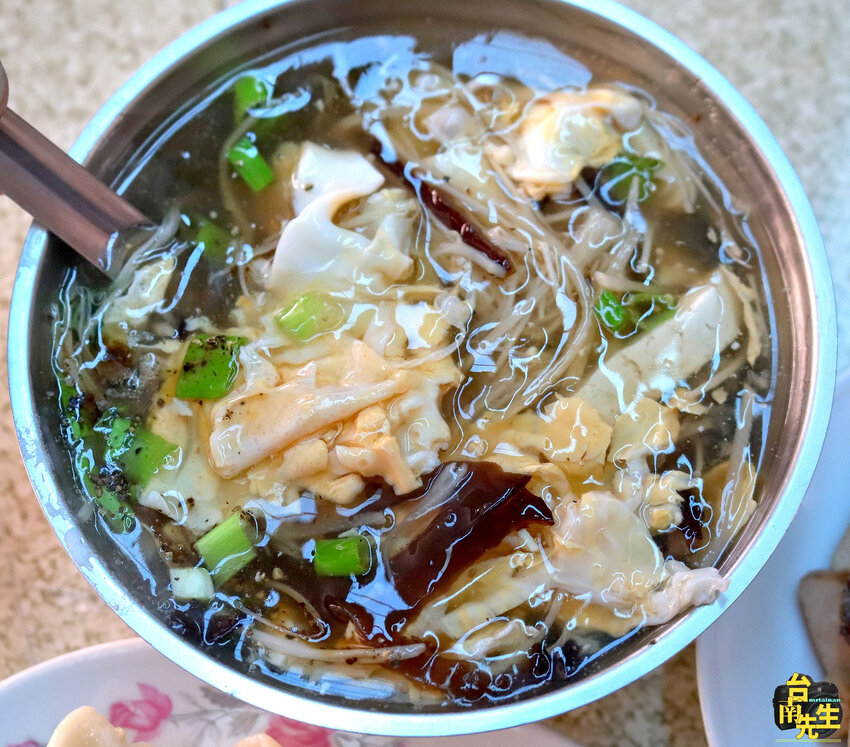 台南手工水餃麵店／1人小店趕時間不要來／藏身社區巷弄中飄香40年／沒有在地人帶路保證找不到／料多實在價格超佛心／內用可享小菜免費供應吃到飽／有一種餓叫阿嬤覺得你餓