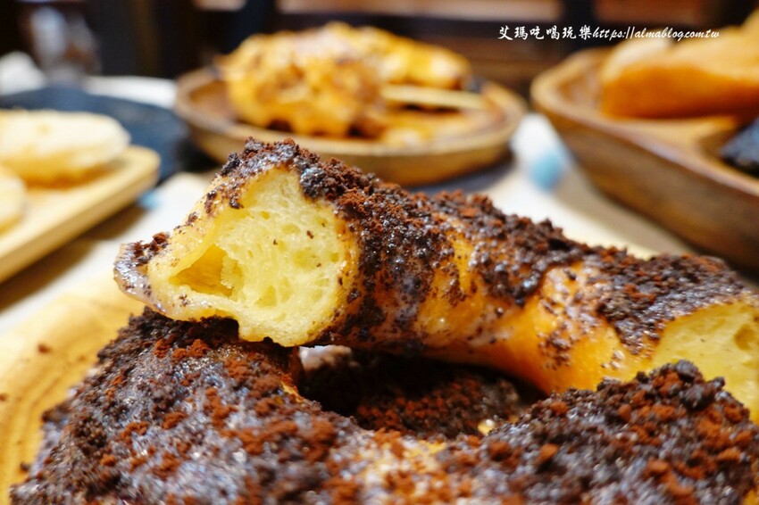 這家台日炸物店好有特色！提供小木屋內用區，明太子加唐揚雞直接炙燒起來！炸物25元起～