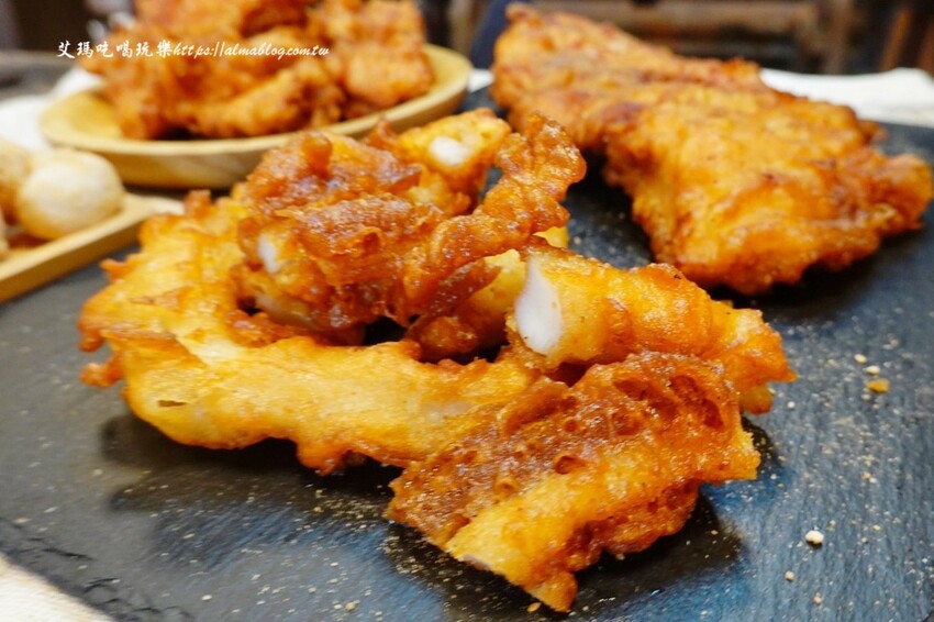 這家台日炸物店好有特色！提供小木屋內用區，明太子加唐揚雞直接炙燒起來！炸物25元起～