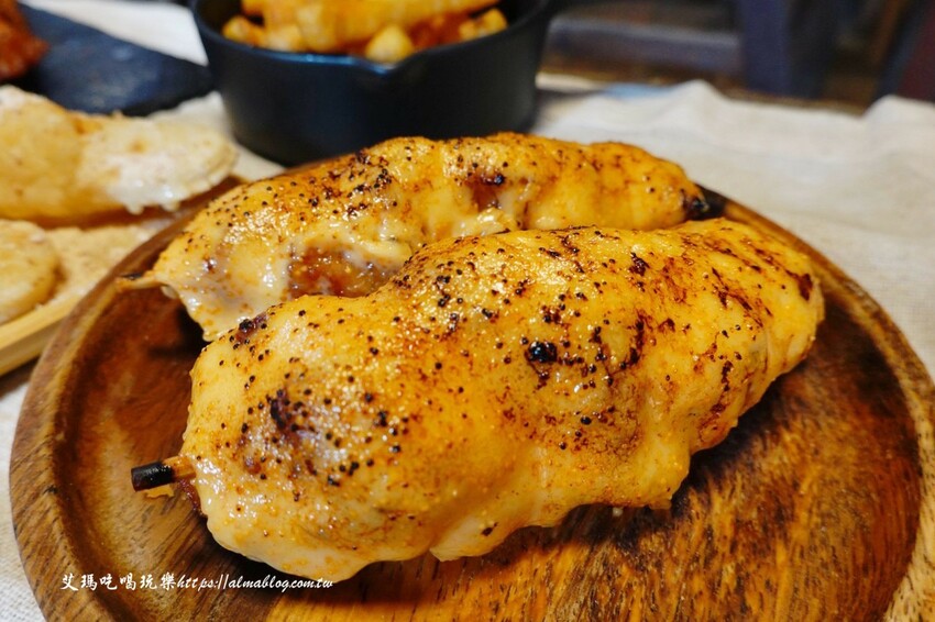 這家台日炸物店好有特色！提供小木屋內用區，明太子加唐揚雞直接炙燒起來！炸物25元起～