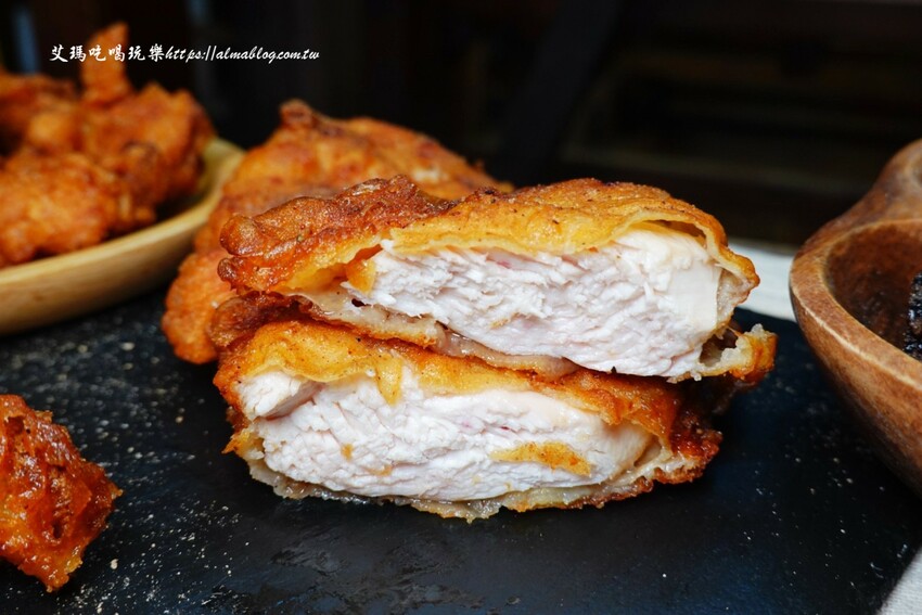 這家台日炸物店好有特色！提供小木屋內用區，明太子加唐揚雞直接炙燒起來！炸物25元起～